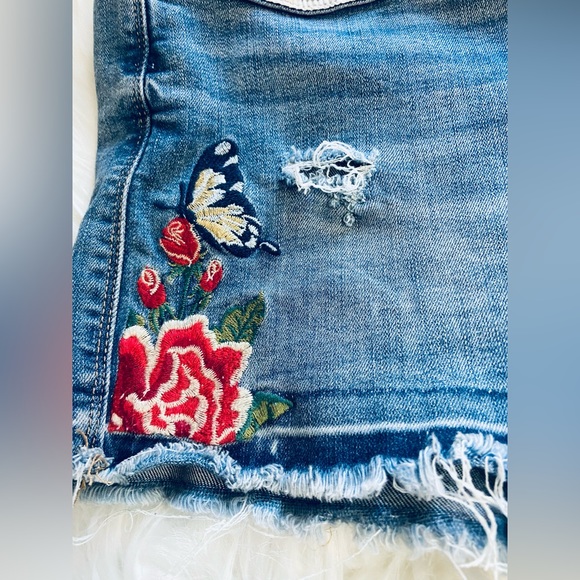 BLANK NYC Embroidered Hiker Distressed Stretch Women’s Jean Shorts Size 30 - Picture 5 of 10